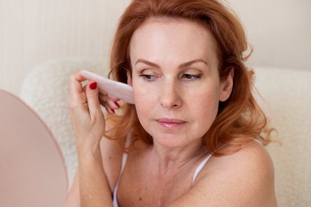 How to Spot Subtle Symptoms of Aging Skin After 40 How to Spot Subtle Symptoms of Aging Skin After 40