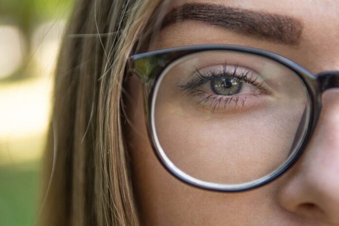 How to Maintain Healthy Eyesight Naturally After 40